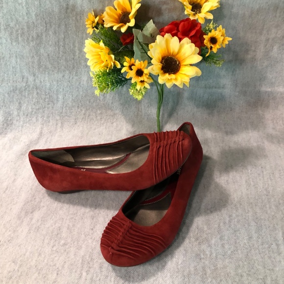 NWOT - Naturalizer Wine-Colored Suede Flats - Picture 6 of 12